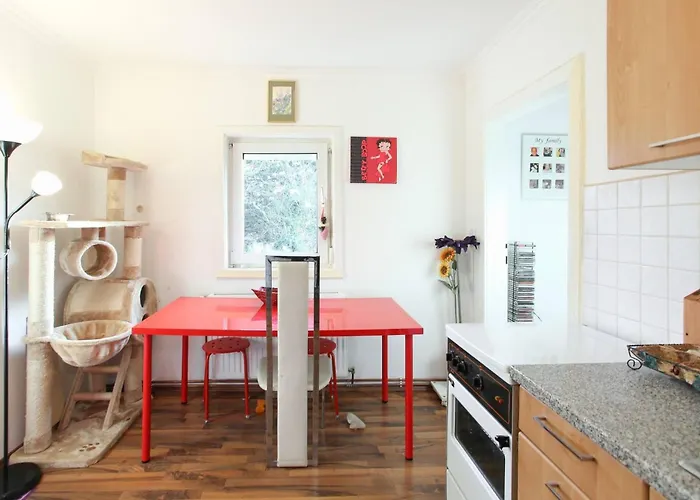 Charming Retreat With Garden Metro Access