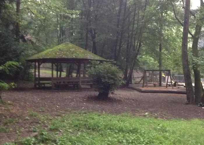 Guest house Charming Retreat With Garden Metro Access