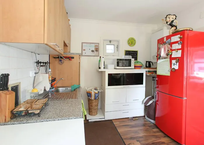 Charming Retreat With Garden Metro Access