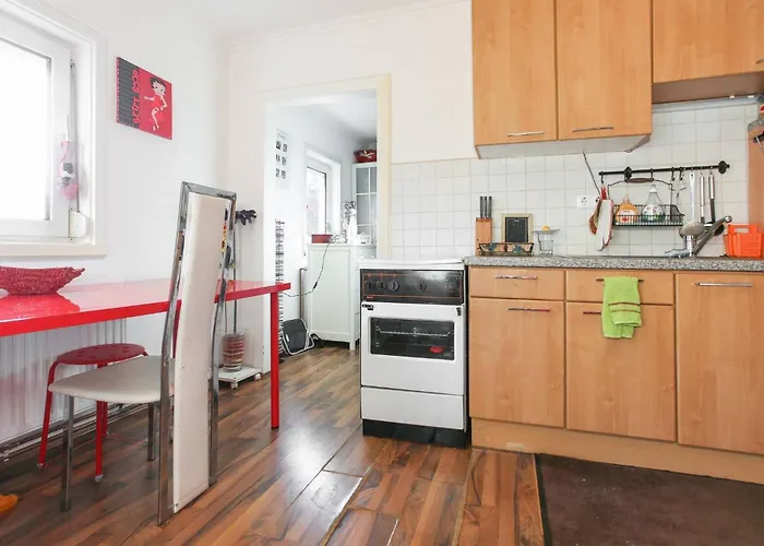 Guest house Charming Retreat With Garden Metro Access