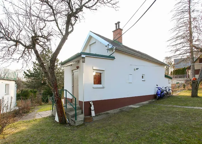Charming Retreat With Garden Metro Access