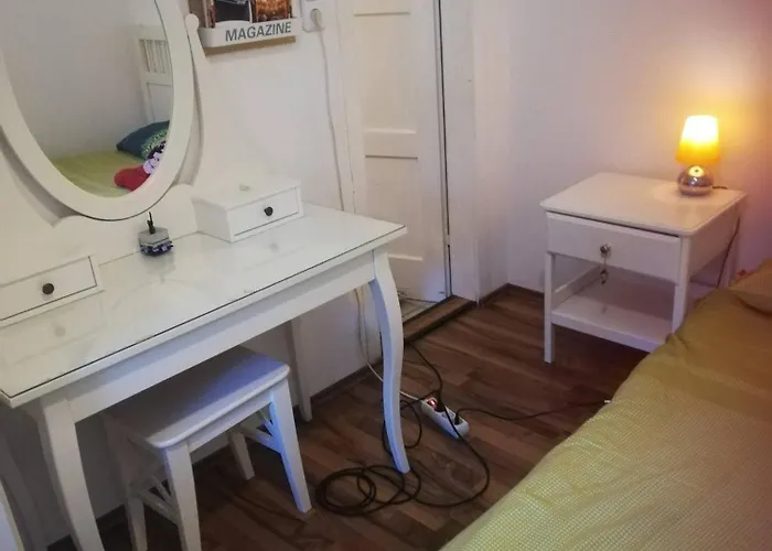 Charming Retreat With Garden Metro Access Guest house