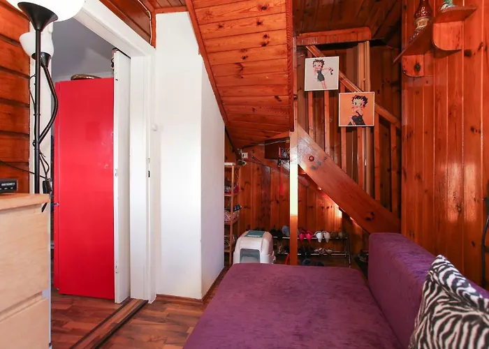 Guest house Charming Retreat With Garden Metro Access
