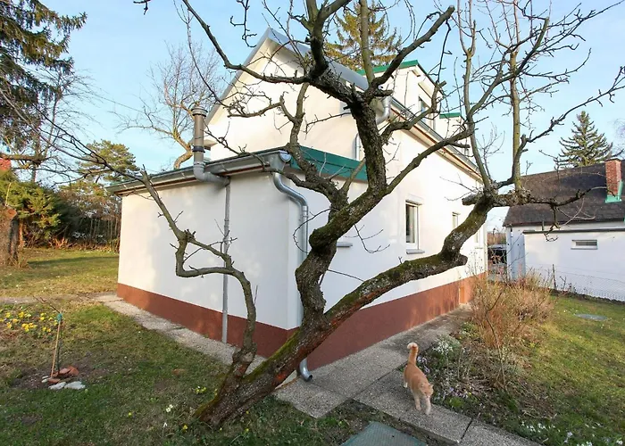 Guest house Charming Retreat With Garden Metro Access 3*