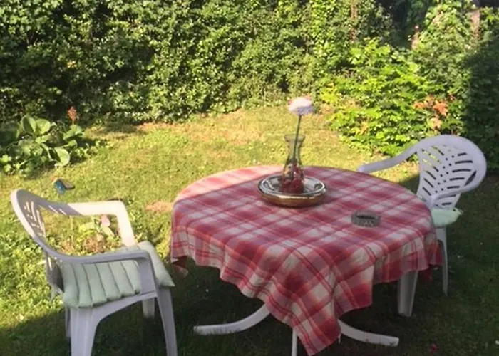 Charming Retreat With Garden Metro Access Guest house