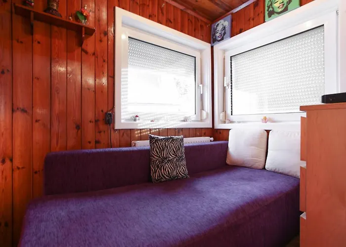 Guest house Charming Retreat With Garden Metro Access 3*