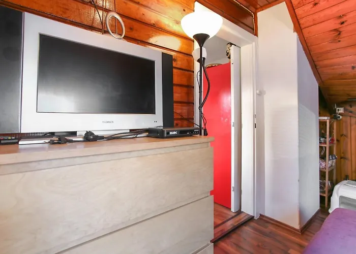 Guest house Charming Retreat With Garden Metro Access